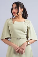 فستان بتفاصيل كتف مرصّعة