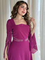 فستان بتصميم أنيق وانسيابي بلون فيروزي هادئ