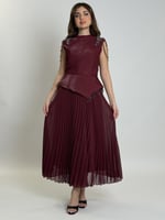 فستان أنيق بتصميم عصري يجمع بين البساطة والفخامة