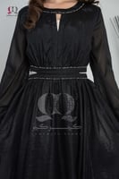 فستان يتميز ب اكسسوارا حول الياقة و الخصر واكمام ط...