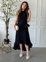 طقم بلمسة فنية بتصميم كلوش ناعم وتفاصيل كشكش