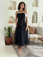 فستان بكتف مكشوف وتنورة تول تنساب بنعومة