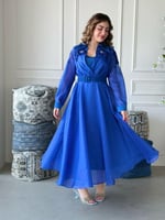 فستان بتصميم واسع وانسيابي مع حزام خصر يُبرز القوا...