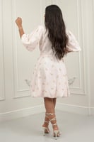 فستان وردي بفيونكات مطرزة ناعمة