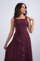 فستان ميدي كلاسيك بتصميم هندسي وحلقات ذهبية مرصعة