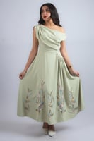 فستان ناعم بتصميم أنثوي راقٍ