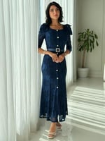 فستان دانتيل فاخر بقصة أنثوية وتفاصيل وردية راقية