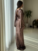 فستان بقصة مجسّمة وأكمام واسعة بلمسة فاخرة