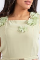 فستان بتصميم راقٍ ولمسة أنثوية ناعمة