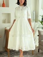 فستان دانتيل بلمسة كلاسيكية وتصميم ناعم بكم متوسط