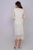 طقم أنيق بتصميم راقٍ يجمع بين الأنوثة والفخامة