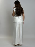 طقم نسائي بتصميم عصري