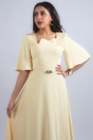 فستان بتفاصيل كتف مرصّعة