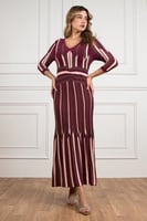 فستان يتميز بتصميم فخم وألوان دافئة متداخلة تمنحه...