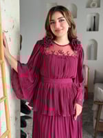 فستان مزوّد بتفاصيل ورود ناعمة على الصدر، وأكمام و...