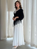 فستان بتطريز فاخر وقصة تنساب بنعومة