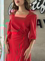 فستان بتصميم فاخر بلمسات ملكية، بأكمام واسعة وقصة...