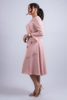 فستان لمسة البتلات الهادئة