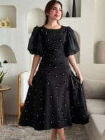 فستان متوسط الطول أنثوي، مزخرف بتطريزات ناعمة