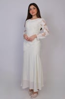 فستان دانتيل طويل بتصميم أنثوي راقٍ وأكمام شفافة