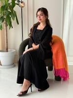 فستان بياقة بليزر وفتحة صدر لامعة تضيف لمسة عصرية...