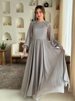 فستان بأكمام شفافة وتفاصيل خفيفة تعطيه إحساس ملكي