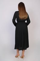 فستان ميدي نسائي بتصميم أنيق يجمع بين البساطة والر...