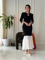 فستان سهرة ناعم ويتميز بخامة الباربي سترتش مع ورود...