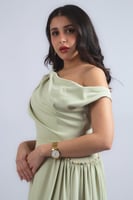 فستان ناعم بتصميم أنثوي راقٍ