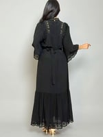 إطلالة دانتيل فاخرة