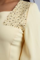 فستان بتفاصيل كتف مرصّعة