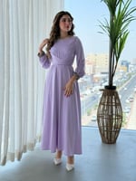 فستان بتفاصيل براقة على الياقة والأكمام وتصميم يلف...