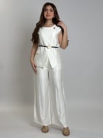 طقم نسائي بتصميم عصري