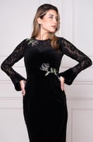 فستان مخملي فاخر بتطريز أزهار لامعة