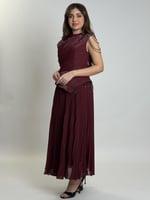 فستان أنيق بتصميم عصري يجمع بين البساطة والفخامة