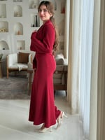 فستان بياقة بليزر وفتحة صدر لامعة تضيف لمسة عصرية...