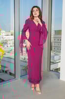 فستان طويل باكمام شيفون منسدله وتطريز خفي