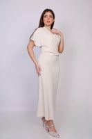 فستان أنيق بتصميم أنثوي راقٍ يبرز جمال القوام بأسل...