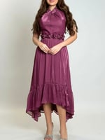 فستان أنيق بتصميم راقٍ يجمع بين النعومة والفخامة