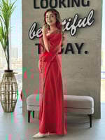 فستان بتصميم فاخر بلمسات ملكية، بأكمام واسعة وقصة...