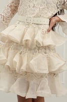 فستان دانتيل قصير بكشاكش عاجية