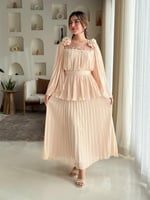 فستان مزوّد بتفاصيل ورود ناعمة على الصدر، وأكمام و...