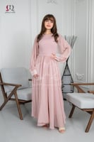 فستان بأكمام شفافة وتفاصيل خفيفة تعطيه إحساس ملكي