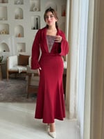 فستان بياقة بليزر وفتحة صدر لامعة تضيف لمسة عصرية...