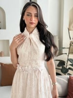 فستان همسة دانتيل لمسة أنثوية بطابع راقٍ