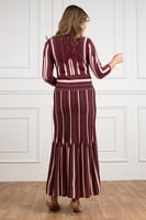 فستان يتميز بتصميم فخم وألوان دافئة متداخلة تمنحه...