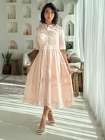 فستان دانتيل بلمسة كلاسيكية وتصميم ناعم بكم متوسط