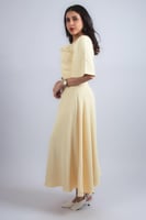 فستان بتفاصيل كتف مرصّعة