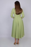 فستان أنيق بقصة ناعمة تبرز جمال القوام