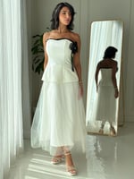 فستان بكتف مكشوف وتنورة تول تنساب بنعومة